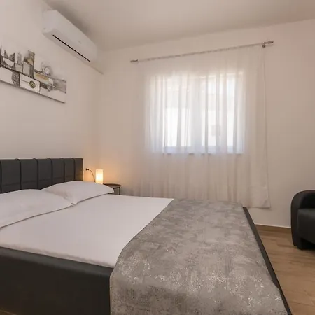 Bonaca - 10m To The Sea Apartment Grebastica