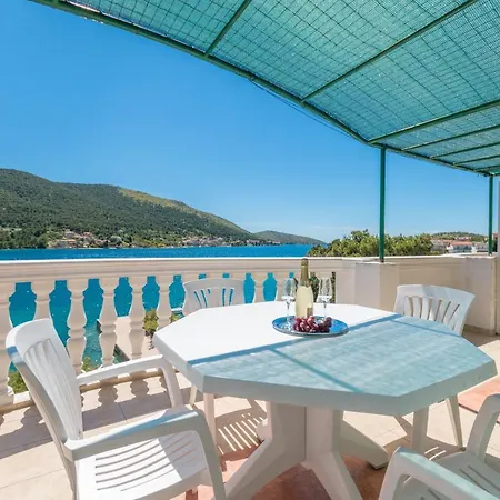 Bonaca - 10m To The Sea Apartment Grebastica
